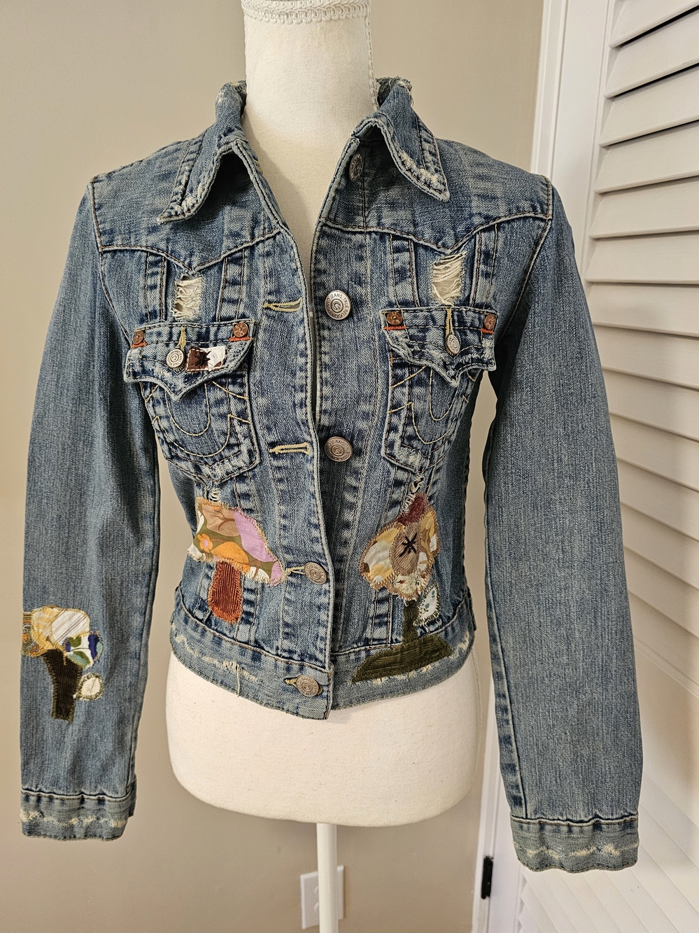🍄 RARE TRUE RELIGION "SUN BACK" ASHBURY DENIM JACKET 🍄☀️
Vintage Y2K • Size S